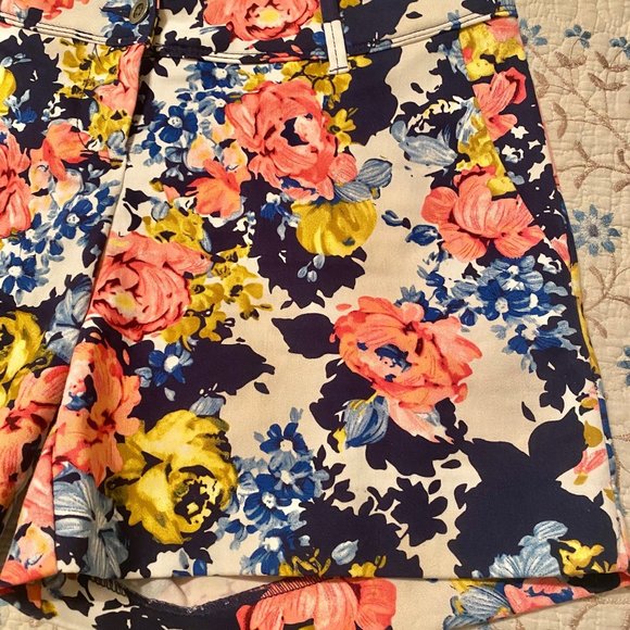 Size 8 Isaac Mizrahi New York Shorts - Navy and Pink Floral - Like New - Picture 3 of 12